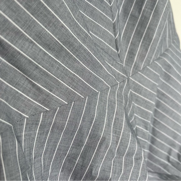 Banana Republic Sleeveless Blouse Top. NEW! - Picture 4 of 4